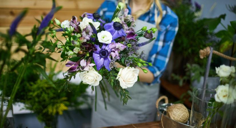A virág-, ajándék- és édességkereskedőket ellenőrzi a NAV vármegyénkben