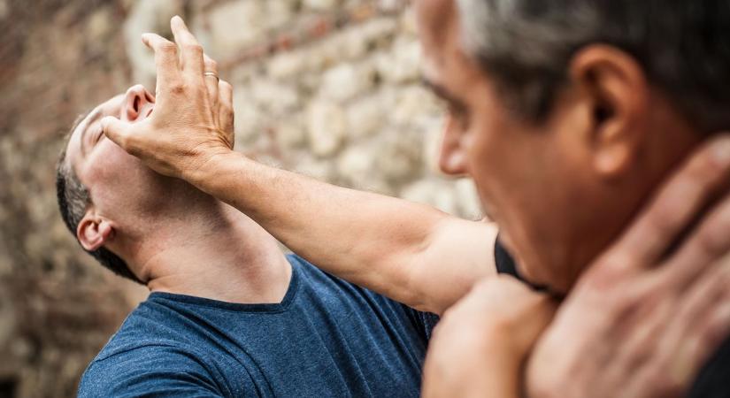 Kés lett a vita vége: sokkoló támadás egy építkezésen