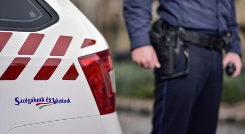 Felborult autó a 25-ösön: nem véletlenül csapódott árokba a sofőr – fotóval