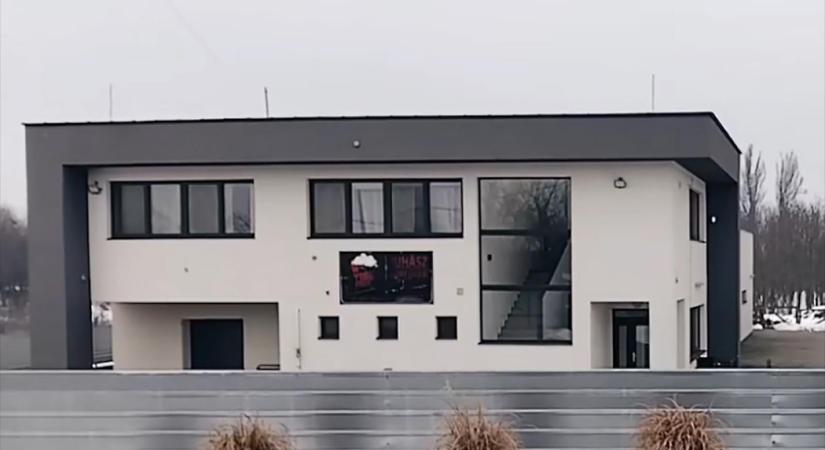 Hadházy Ákos szerint több száz millió forint EU-s támogatáshoz jutott Nagykálló fideszes polgármestere és családja is