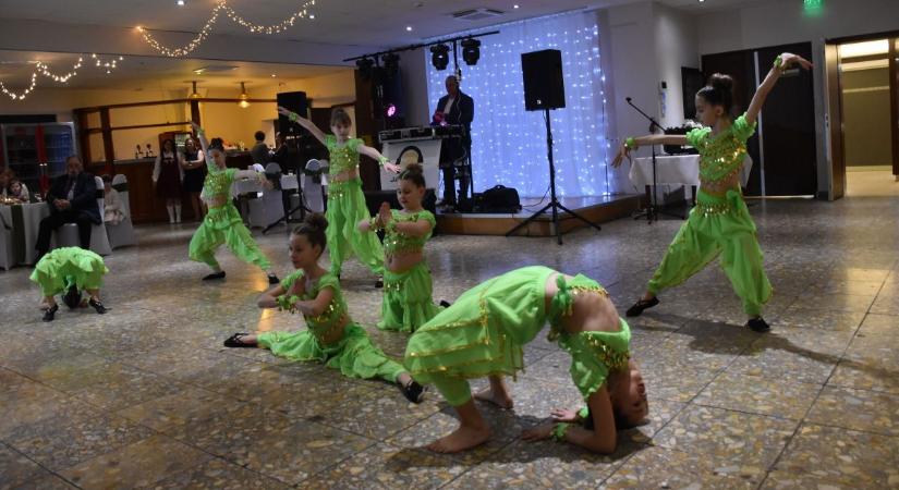 Olimpiai bajnokunk is bálba ment Berekfürdőn: Nemes cél érdekében fogtak össze a nagykun vadászok – galériával és videóval