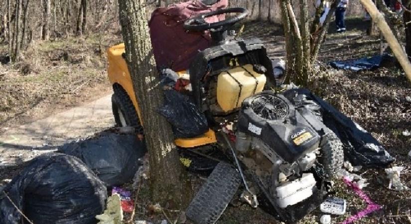 Súlyosan megsérült a fűnyíró traktor ittas sofőrje, aki a Józan dűlő közelében balesetezett