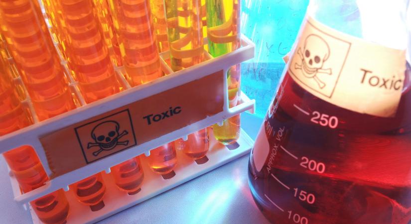 Dermesztő felfedezés, mérgező anyagokra bukkantak magyar urbexesek, sokkoló, mit hagytak hátra a gyárban