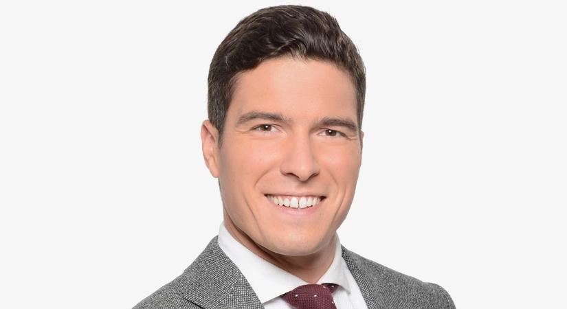 Kitalálod, hogy kinek a fia látható a képen? A filmtörténet egyik leghíresebb szuperhősének a gyermeke