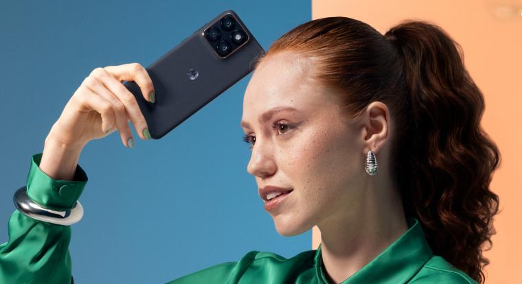 Óriási akkuval, feltűnő színekben érkezik a Motorola Edge 70 Fusion