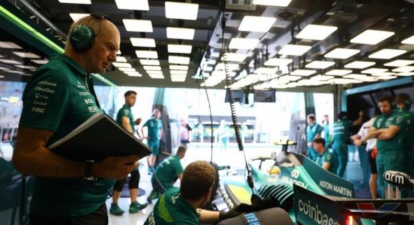 Aston: Könnyű lenne Newey késésére fogni…