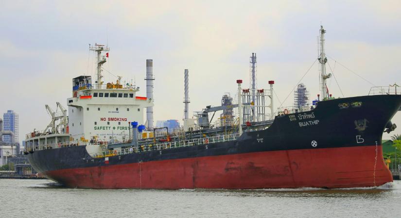 Legalább 150 tartályhajó akadt fenn a Közel-Kelet legfontosabb tengeri folyosóján