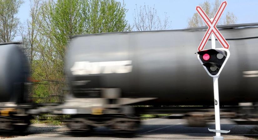 Figyelem! Kikapcsolják a fénysorompókat ezen a vasútvonalon – mutatjuk, mikor és mire számítson
