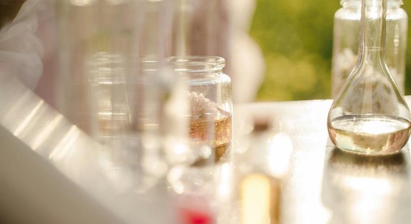 Razzia: hamisított parfümökkel és kozmetikumokkal árasztották el Romániát és Magyarországot