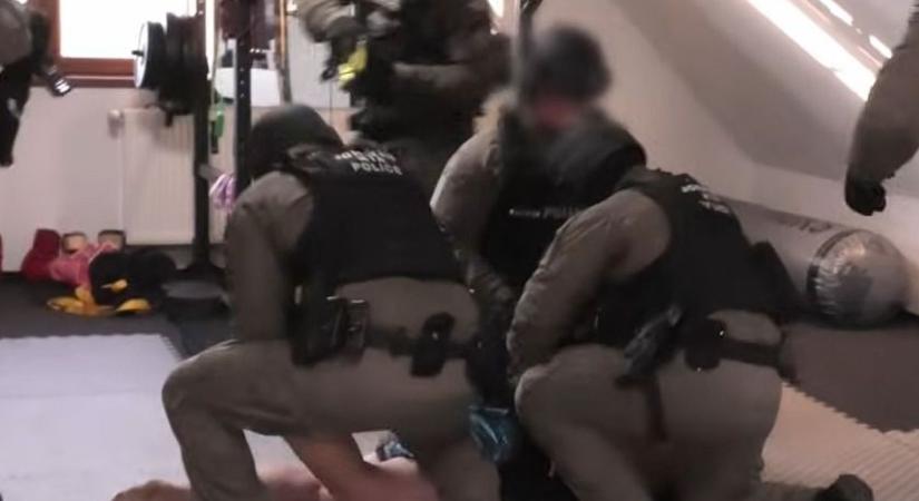 „Gyúrunk, vazze?” - Hadházig ért a szabolcsi férfi hálózata, nem edzeni érkeztek hozzá a rendőrök - videóval!