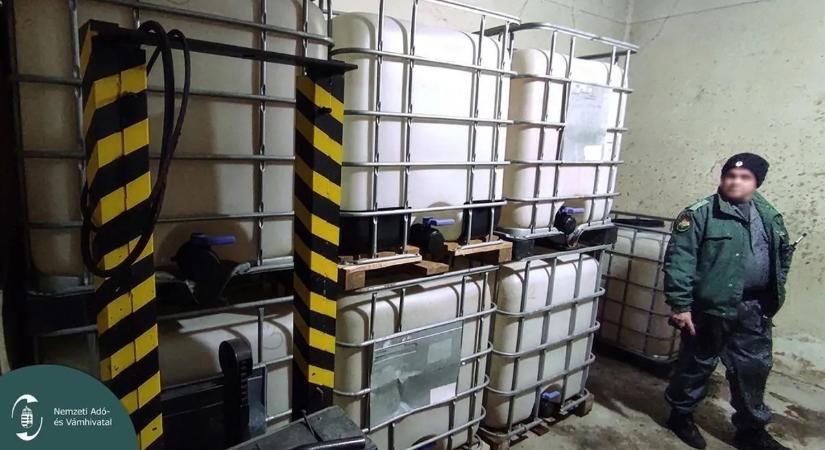 NAV-razzia a kocsmában: elképesztő bűntanyát kaptak szét a pénzügyőrök – galériával