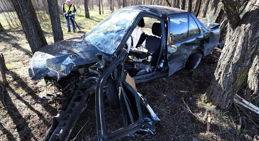 Feszítővágóval szabadították ki a sérülteket a kiskunmajsai balesetnél – fotók, videó