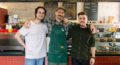 A IX. kerület sűrűjében egy vaskapu mögött remek specialty kávézót találtunk