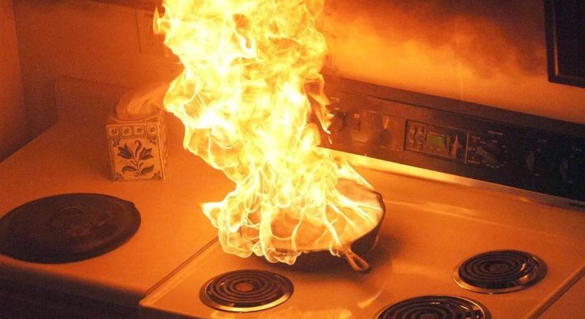 Egy apró hiba a konyhában, és a serpenyőből tomboló lángok törnek elő