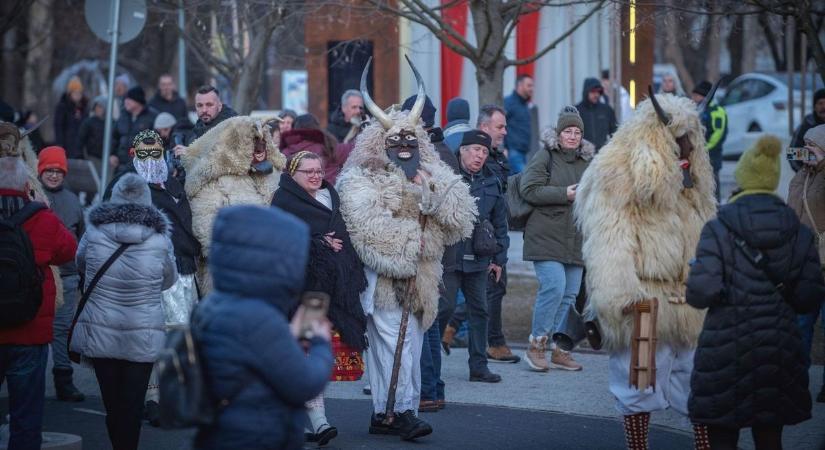 Busók a főtéren! Látványos fotókon és videón a hajdúszoboszlói télűzés!