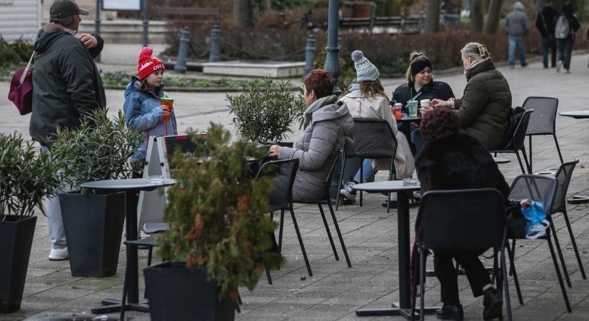 Fizetni akart a belvárosi étteremben az idős debreceni asszony, de a pincérek egészen másra kérték