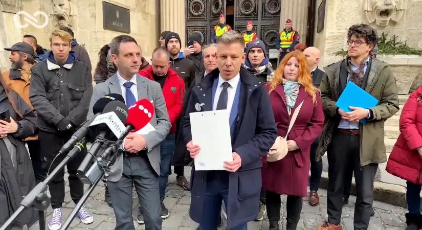 Magyar Péter a legfőbb ügyésznél járt hétfőn: Érdemi válasz helyett furcsa tollakat kapott