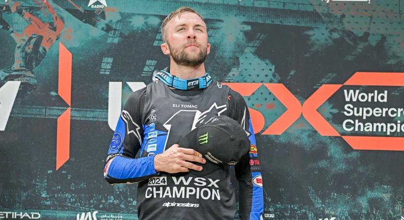 A sztárversenyzőn röhög a világ: a saját fogát verte ki a trófeával – videó