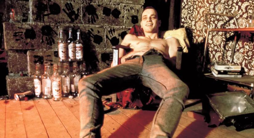 Ewan McGregor durván szétcsúszott: bemászott a vécébe a skót színész