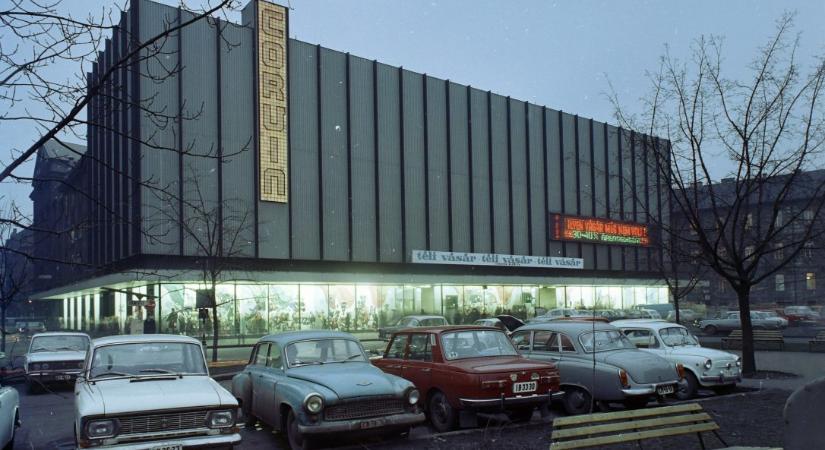 Itt üzemelt az ország első mozgólépcsője, és az első szezonvégi kiárusítást is itt tartották