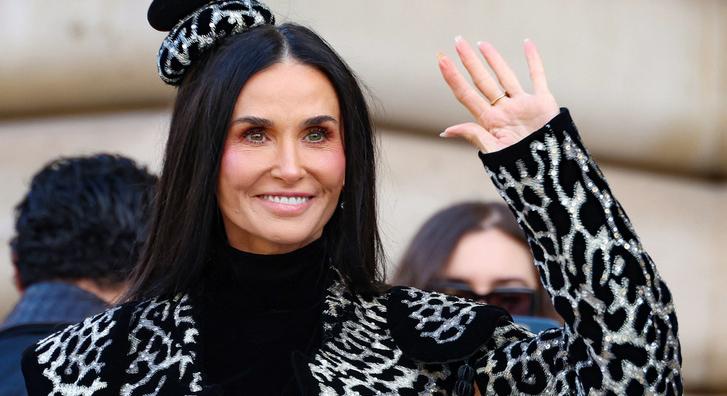Alig lehet ráismerni a rövid hajú, bőrszkerkós Demi Moore-ra