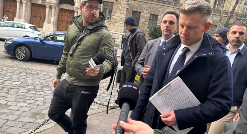 Érdemi válaszok helyett ajándék tollakat kaptam – Magyar Péter a legfőbb ügyésznél járt