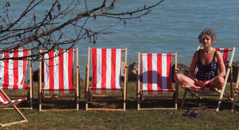 Sapka és fürdőruha: balatoni csobbanással búcsúztatták a telet Tihanyban (galéria)