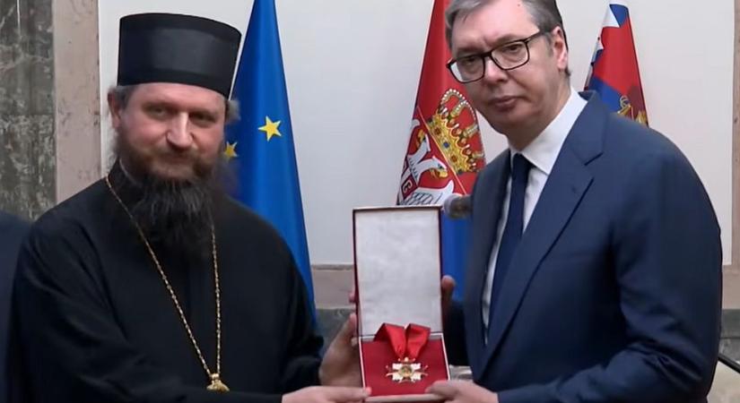 Kitüntette Vučićot, most egymillió eurót kap a költségvetési tartalékból egy boszniai egyházmegye
