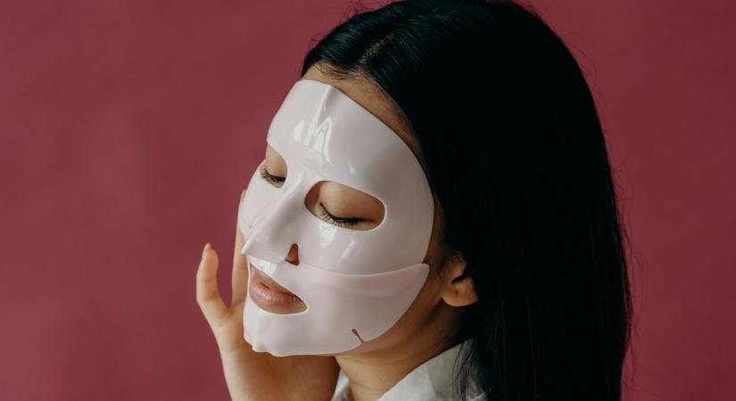 Eltünteti a ráncokat egy sima ragtapasz? A bőrgyógyász megszólalt