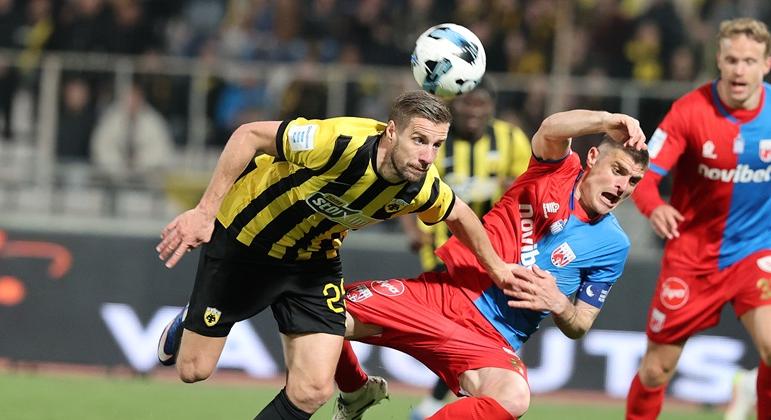 „Mit kommentáljak?” – Varga remeklése után gúnyosan üzent a bíróknak az AEK edzője