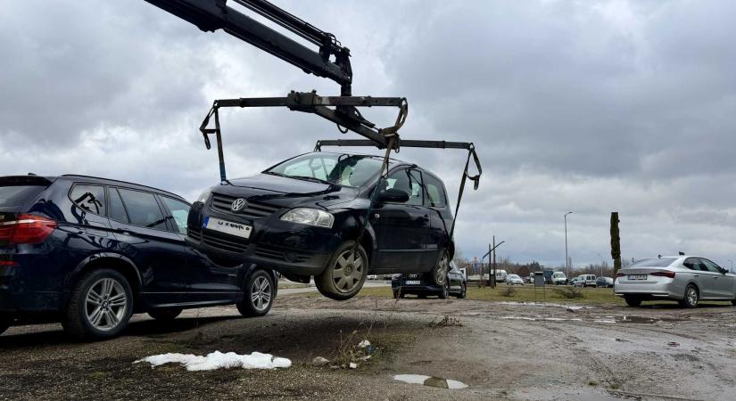 Roncsok foglalják a sepsiszentgyörgyi parkolókat – A trükközés nem segít, elszállítják az autókat