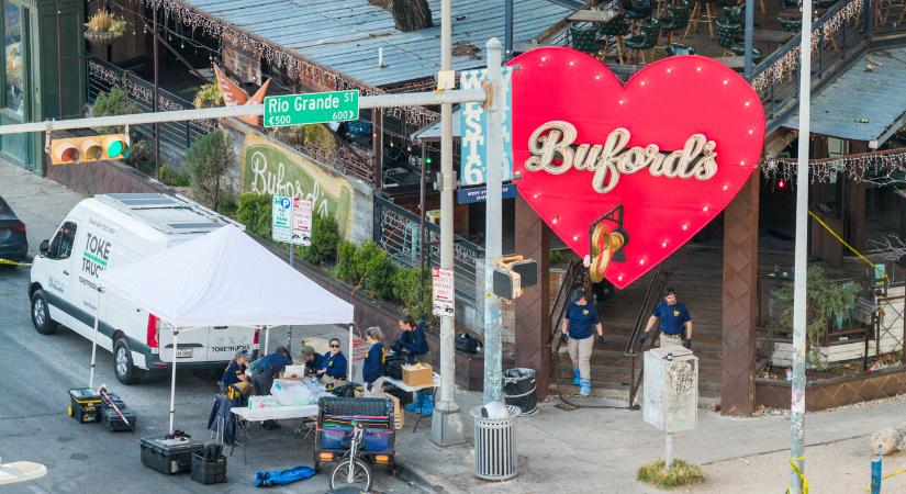 Irán feliratú pólóban lövöldözött egy férfi Texasban, két ember meghalt