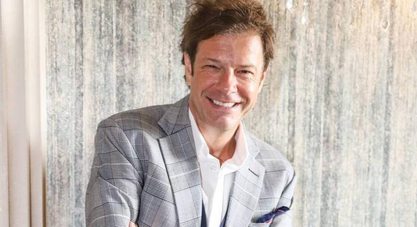 Till Attila ritkán látott fiaival posztolt képet: a legkisebb is már 17 éves