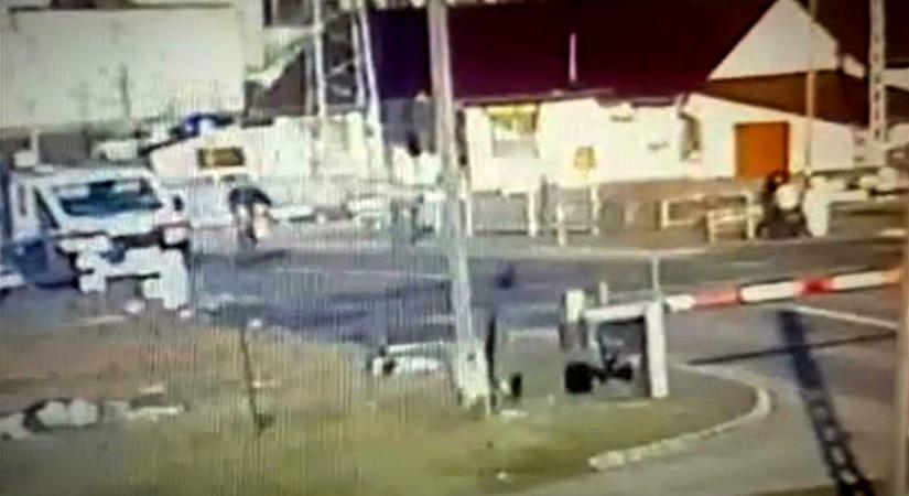 Fennakadt a sorompón egy rolleres, mert a szemébe sütött a nap – videó