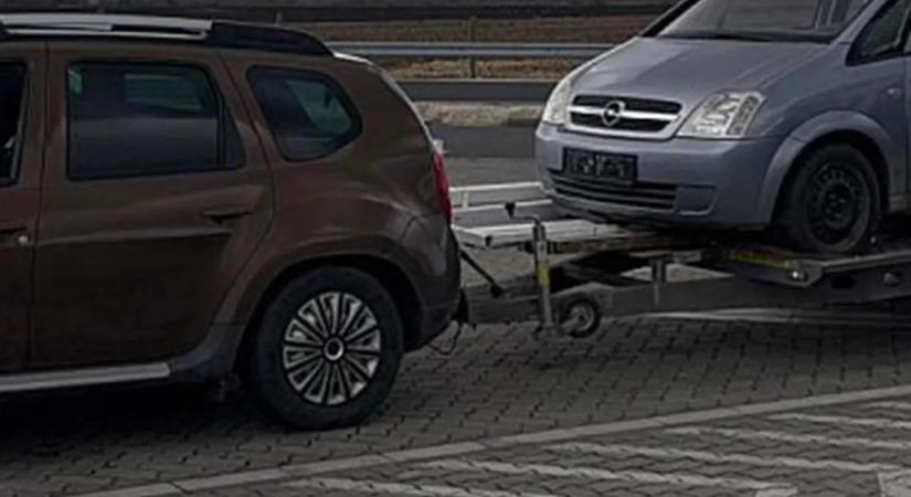 A rendőrök is elképedtek, mit találtak egy autó utánfutóján az M1-esen