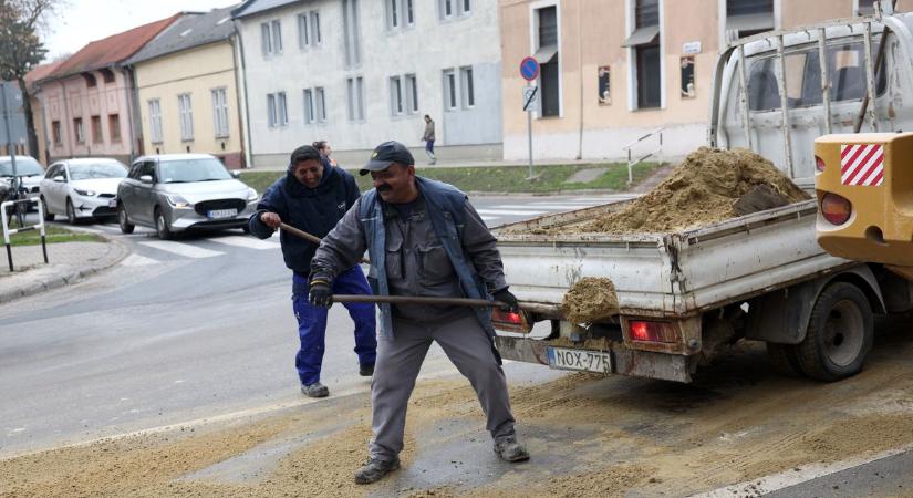 Cukorrépa-lavina bénítja a forgalmat Kaposvár belvárosában