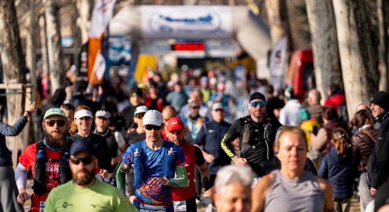 Futókaraván kanyargott a 16. Balaton körül