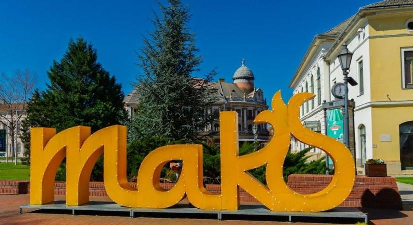 Évek óta ferdén áll, most az internet népe is felfigyelt a különös telefonfülkére