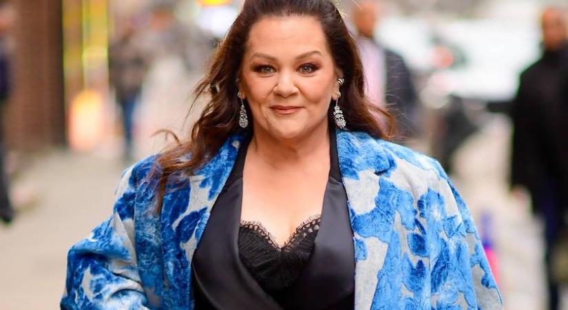 A hét szettje: Melissa McCarthy sikkes kabátja a tavaszi divat hírnöke