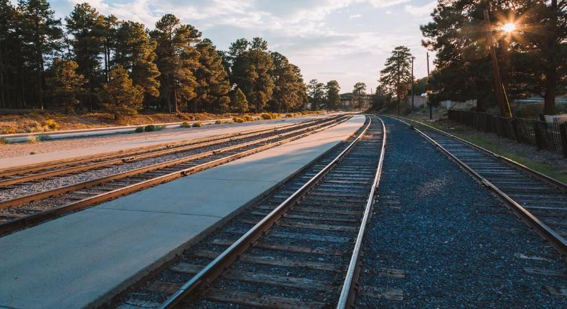 Vonatgázolás Nyíregyházánál: a mozdonyvezető talált rá a holttestre