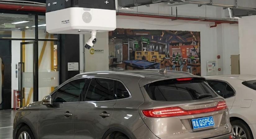 Kínában már plafonon mászkáló robotok maguktól töltik az autókat