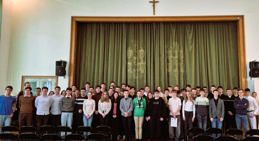 A megye legjobbjai versenyeztek – Matekos hétvége a bencés gimnáziumban