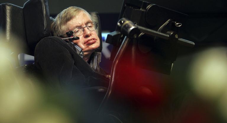 Kiderült az igazság Stephen Hawking rejtélyes fotójáról, amelyen bikinis nőkkel koktélozik