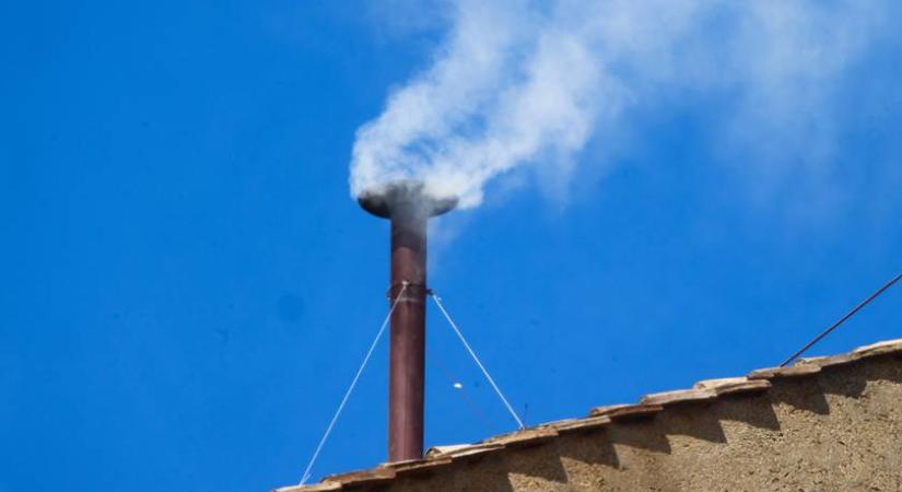 Csalási kísérlet a konklávén, mely Leó pápát megválasztotta? Egy bíboros bukott le telefonjával