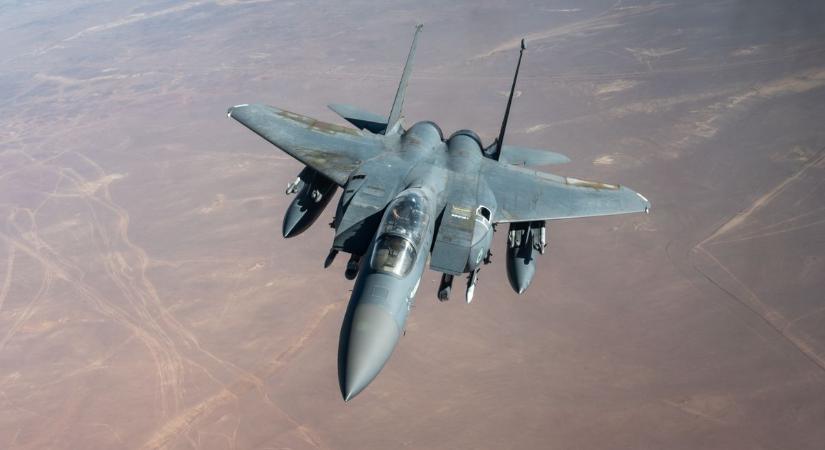 Drága blama az iráni háborúban: baráti tűzben zuhant le három amerikai F–15-ös vadászbombázó – videó