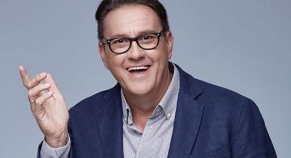 Angol nyelvlecke – nevetéssel, zenével és színpadi lendülettel, Hajdú Steve-módra