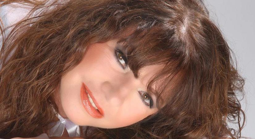 Zalatnay Saroltát bepálinkázva fotózták meztelenül