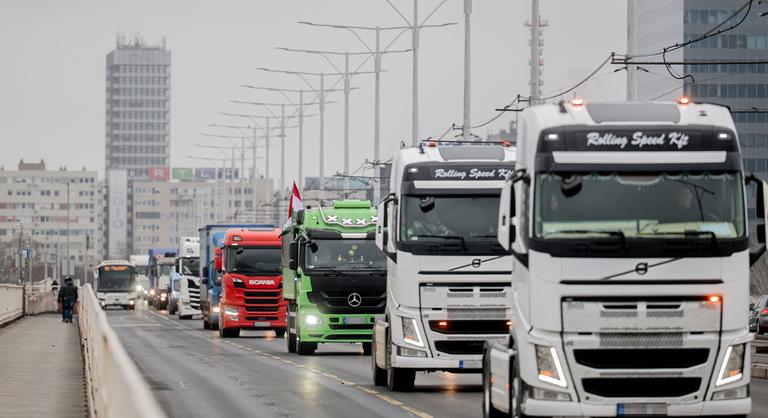 Győztek a fuvarozók, mégsem emelkednek az útdíjak