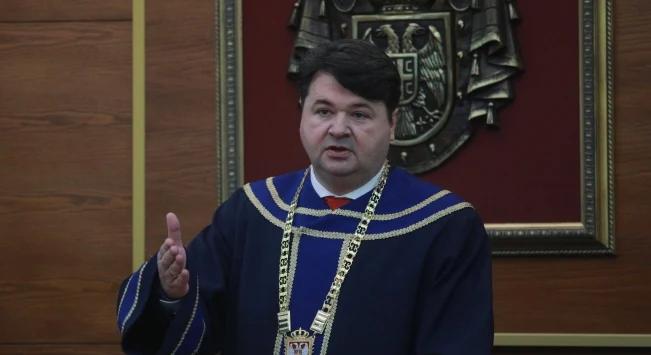 „Az Alkotmánybíróság elnöke az államfőnek kampányol”