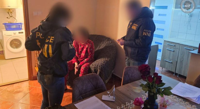 Lenyelték és testüregükbe rejtették a futárok drogot, egyikük egy kiló kokaint nyelt le és majdnem meghalt